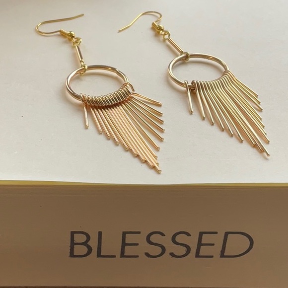 SALE🎉Fun Drop Dangling Earrings. Your “New” go to Earrings. Dangle Earring - Picture 2 of 6